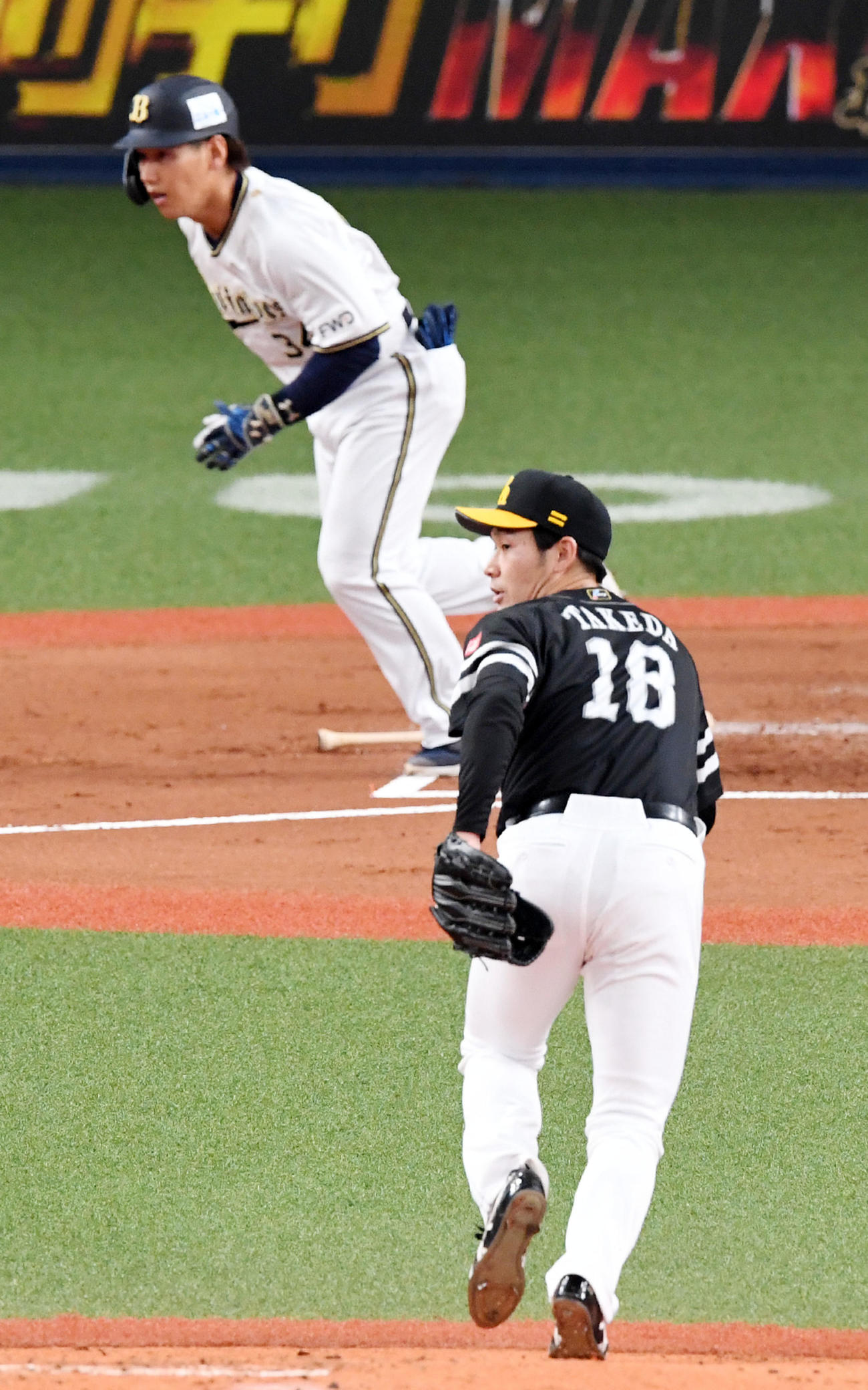 オリックス対ソフトバンク　1回裏オリックス無死一、三塁、吉田正に先制の右前適時打を打たれた武田（撮影・前岡正明）