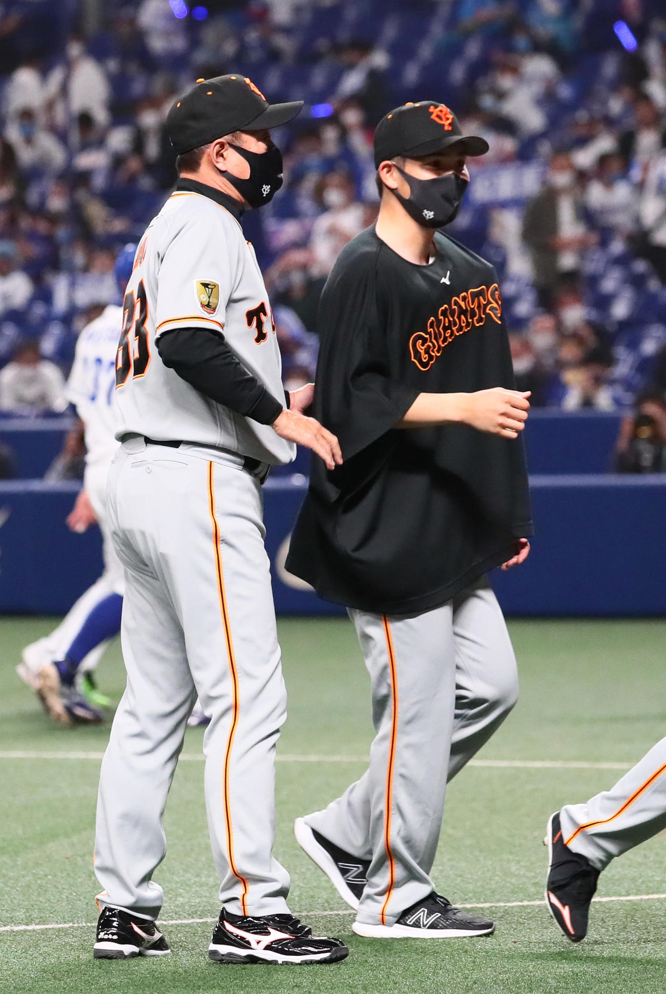 中日対巨人　7回1失点で勝利した巨人高橋（右）は原監督からねぎらわれ笑顔（撮影・足立雅史）