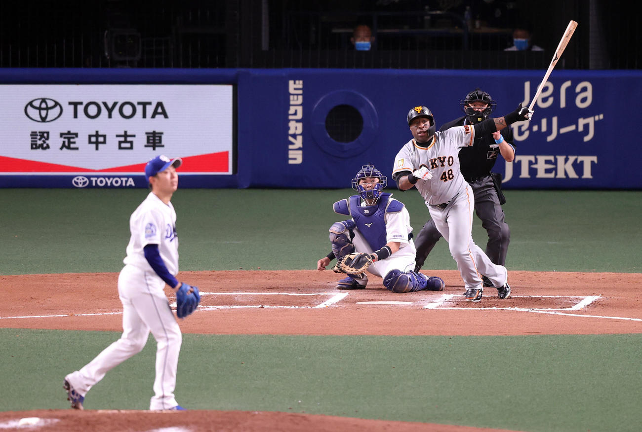 中日対巨人　6回表巨人無死、二塁打を放つウィーラー。投手松葉（撮影・狩俣裕三）