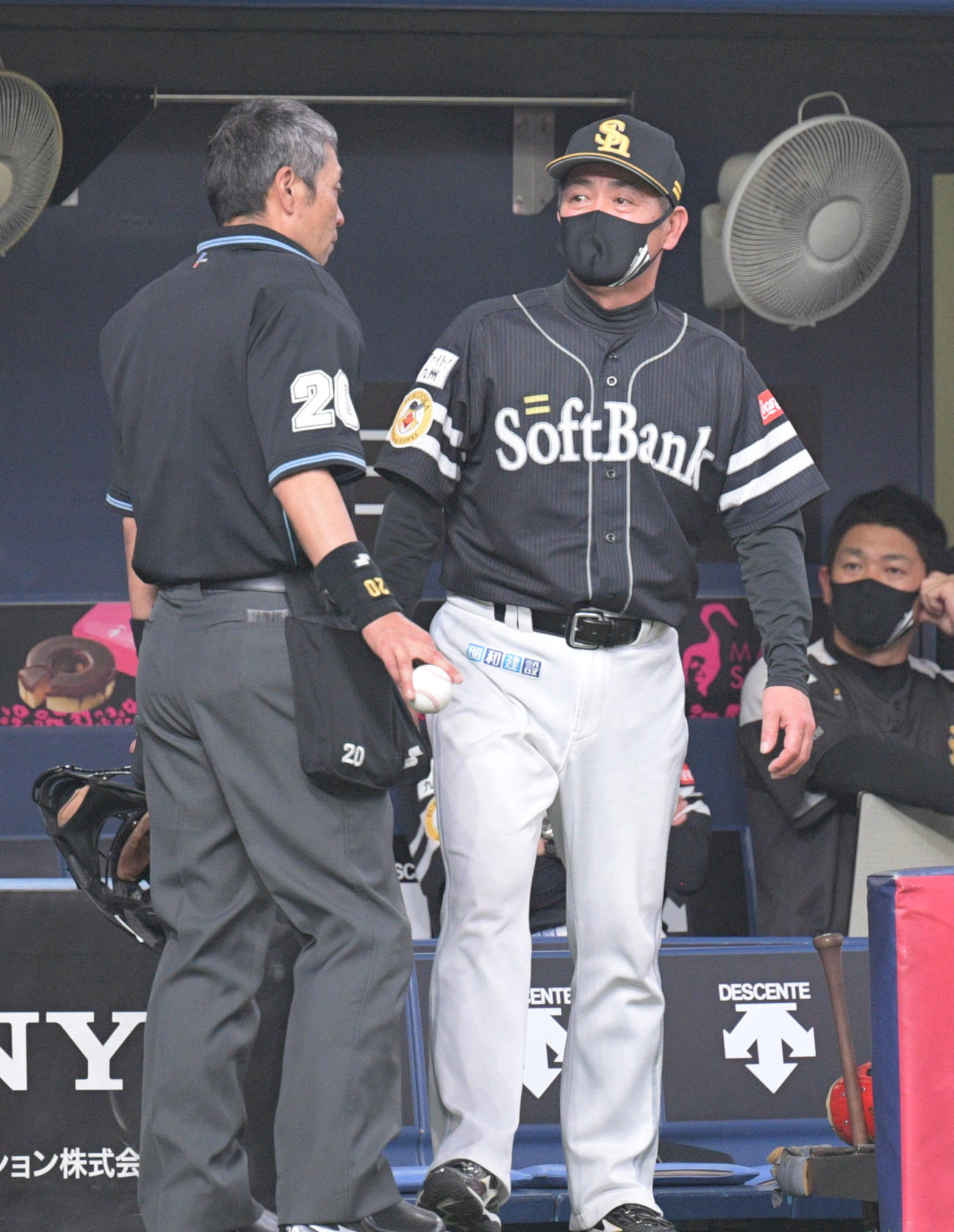 7回裏オリックス1死一、二塁、投手交代を告げる工藤監督（撮影・渦原淳）