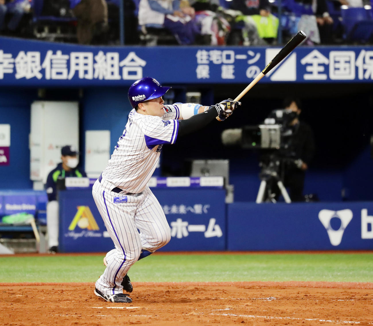DeNA対ヤクルト　2回裏DeNA1死満塁、牧は右越え逆転の適時二塁打を放つ（撮影・浅見桂子）