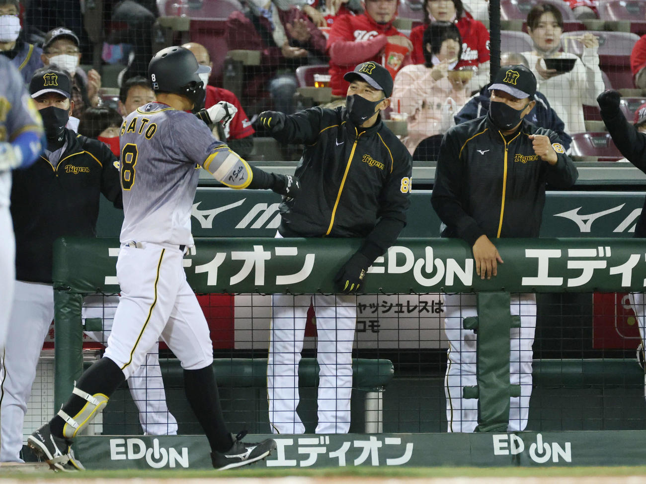 広島対阪神　6回表阪神2死、右越え本塁打を放った佐藤輝を迎える矢野監督（中央）（撮影・加藤孝規）
