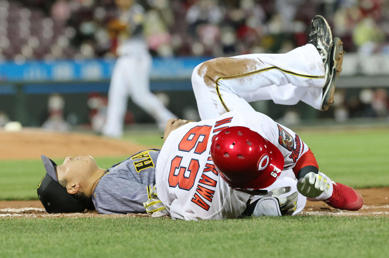 プロ野球広島対阪神　8回裏広島2死一、三塁、内野ゴロの西川龍馬と一塁手の大山悠輔が衝突（撮影・加藤孝規）