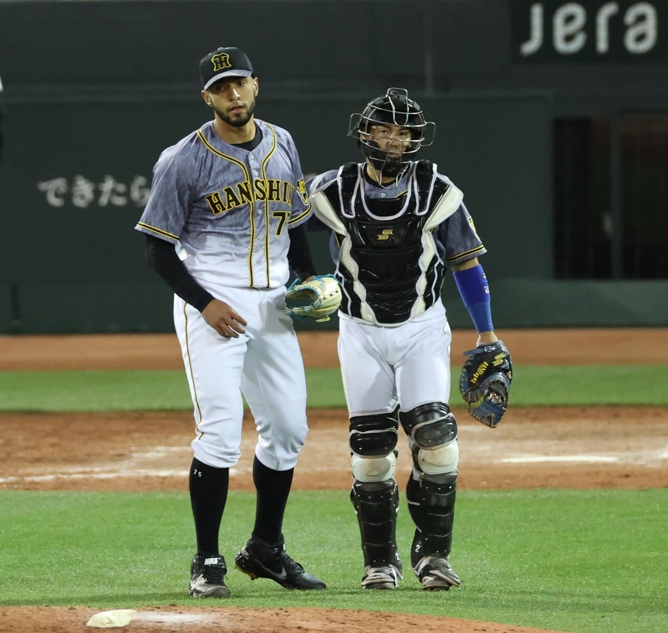 広島対阪神　9回、失点も試合を締めるスアレス（左）、右は梅野（撮影・清水貴仁）