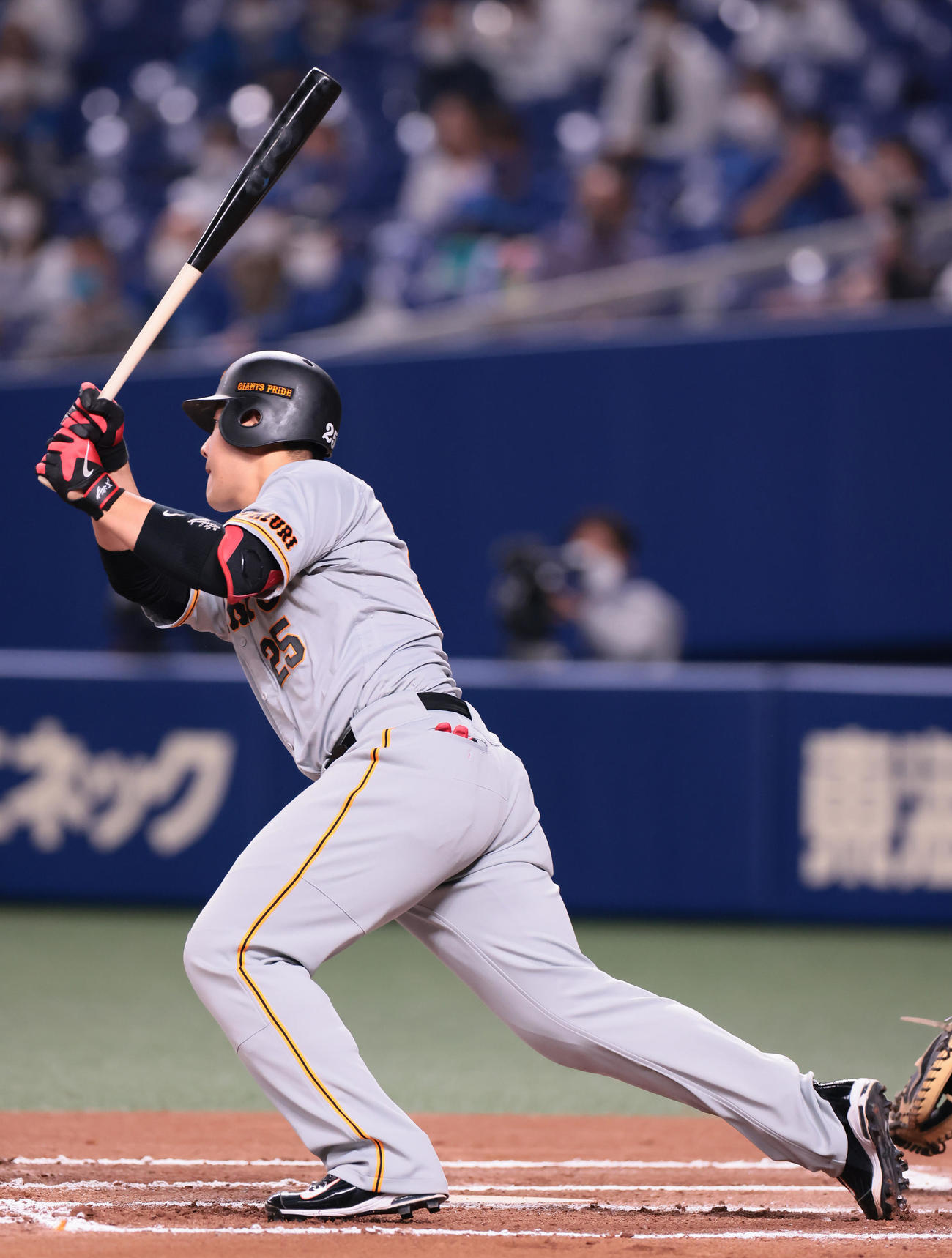 中日対巨人　6回表巨人無死一、二塁、右越え2点適時二塁打を放つ岡本和（撮影・足立雅史）