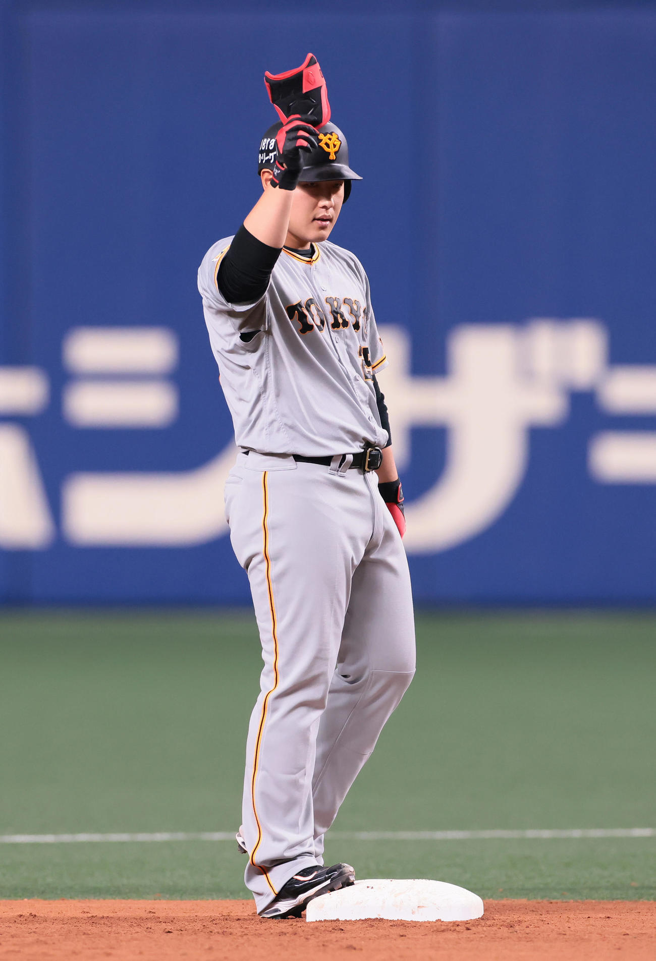 中日対巨人　6回表巨人無死一、二塁、右越え2点適時二塁打を放ち控えめに喜ぶ岡本和（撮影・足立雅史）