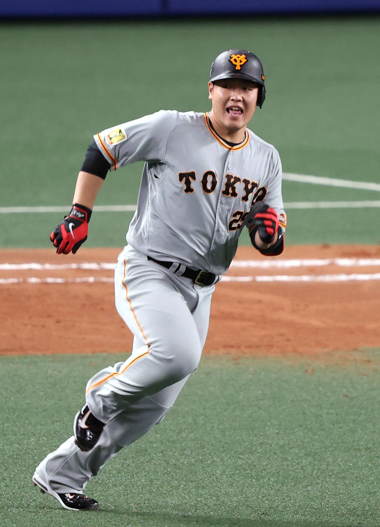 中日対巨人　6回表巨人無死一、二塁、2点適時二塁打を放つ岡本和。投手松葉（撮影・狩俣裕三）