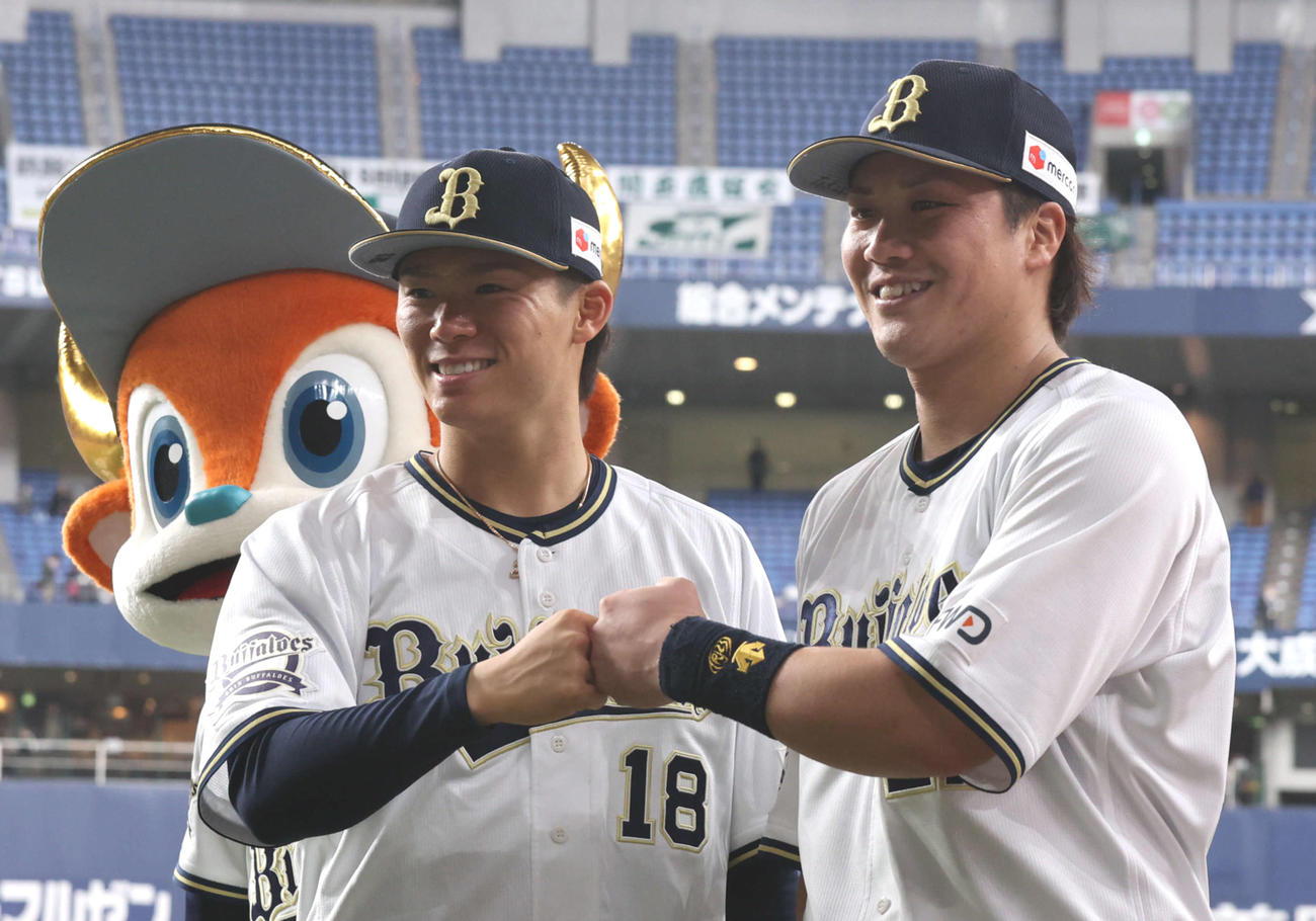 オリックス対ソフトバンク　完封勝利のオリックス山本由伸（左）は伏見寅威とグータッチをかわす（撮影・渦原淳）