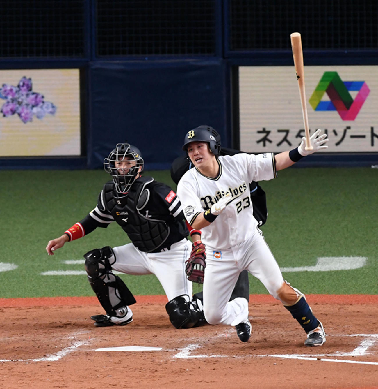 オリックス対ソフトバンク　8回裏オリックス2死一、二塁、伏見は中前適時打を放つ（撮影・前岡正明）