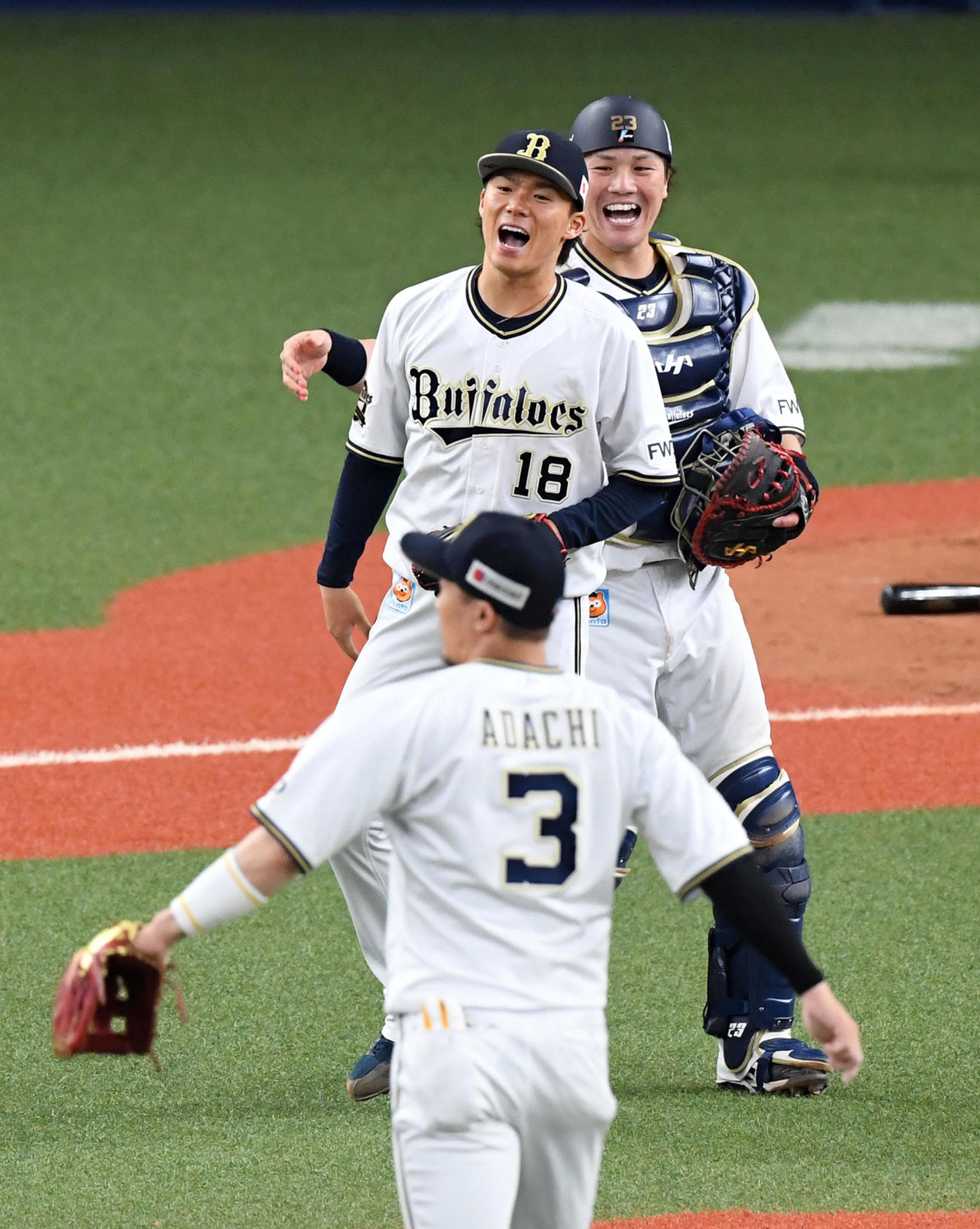 オリックス対ソフトバンク　ソフトバンクから完封勝利を挙げ、山本（中央）は伏見（右）の祝福に笑顔を見せる（撮影・前岡正明）
