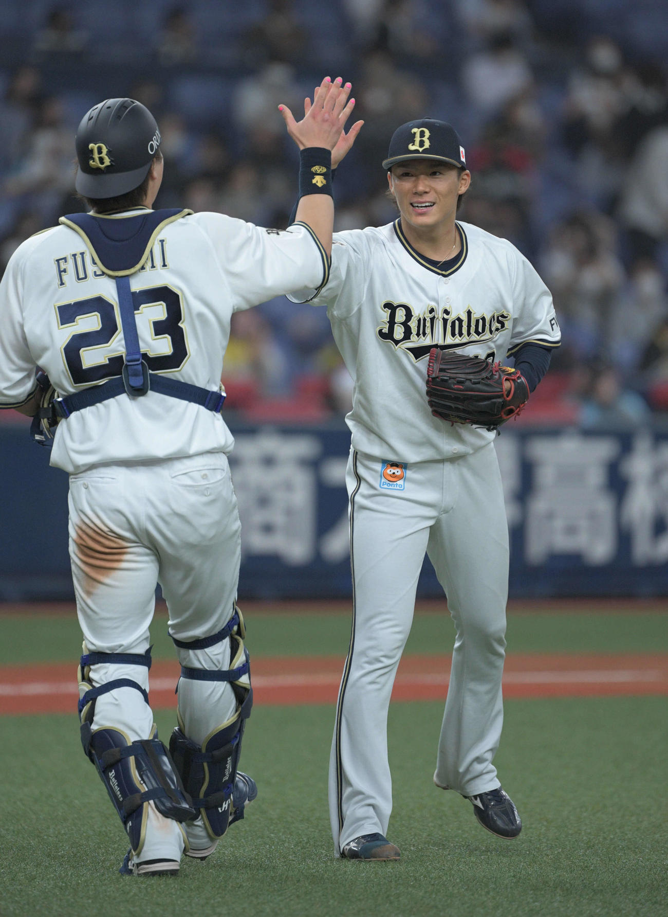 オリックス対ソフトバンク　完封勝利の山本（右）は捕手伏見とハイタッチ（撮影・渦原淳）