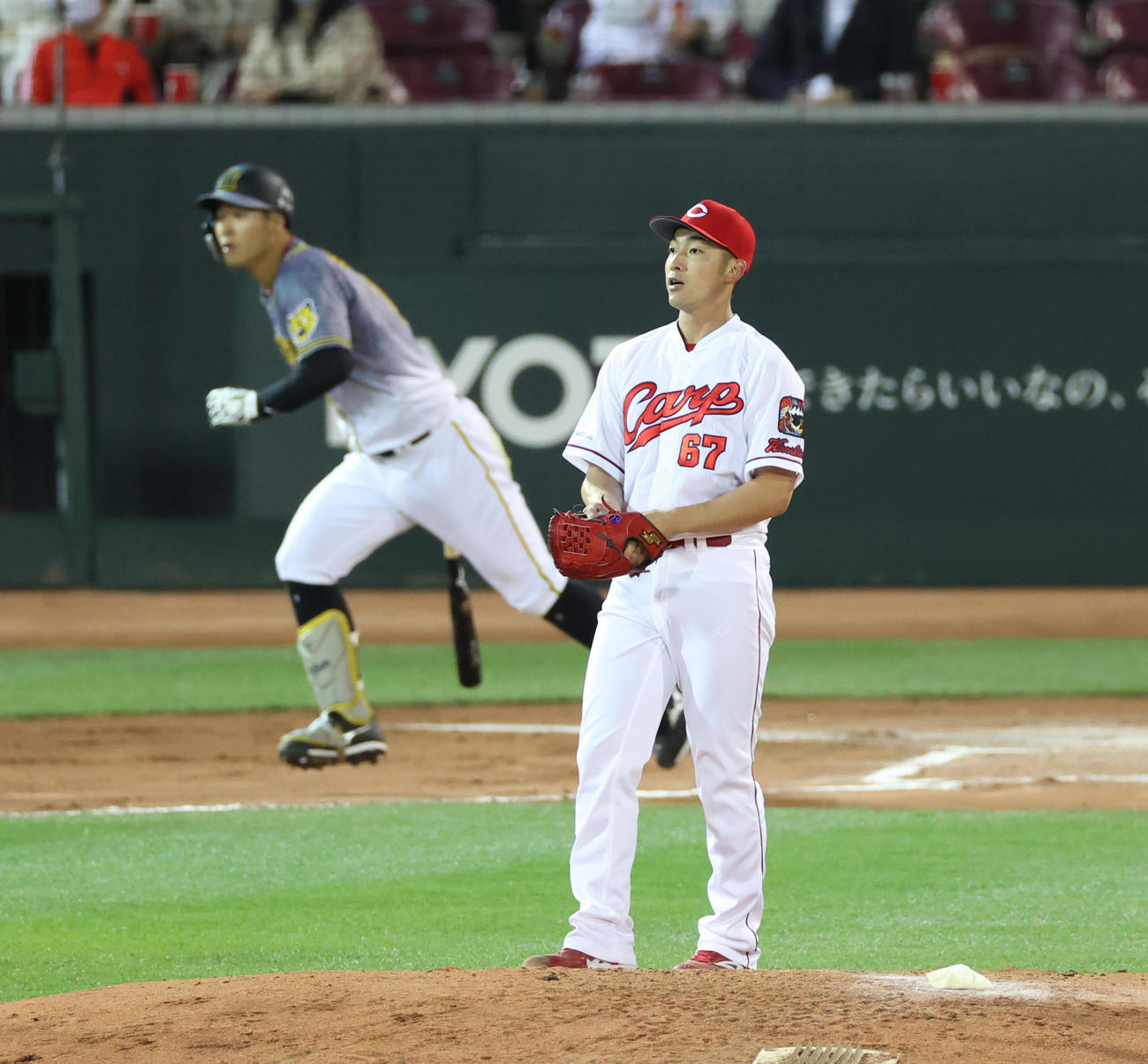 佐藤輝に右越え本塁打を浴びる中村祐（撮影・清水貴仁）