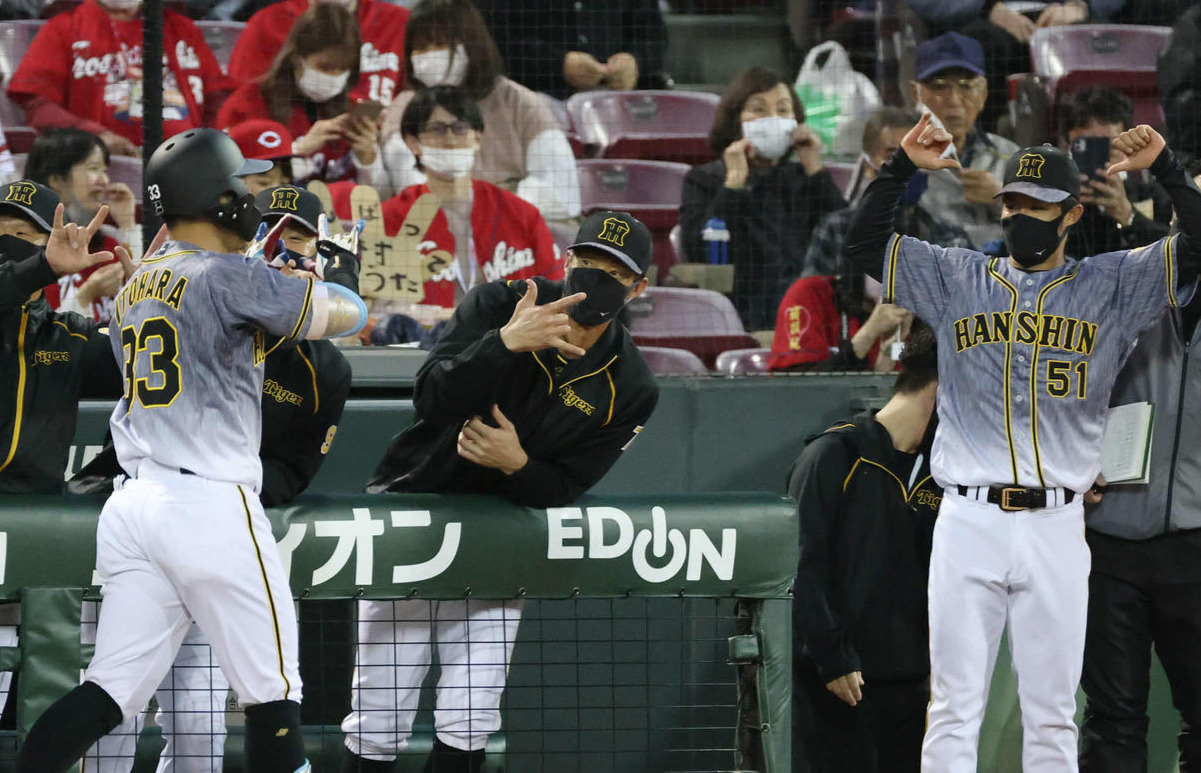 3回表阪神1死一、二塁、右越え3点本塁打を放った糸原はナインに迎えられる。右は先発の秋山（撮影・加藤孝規）