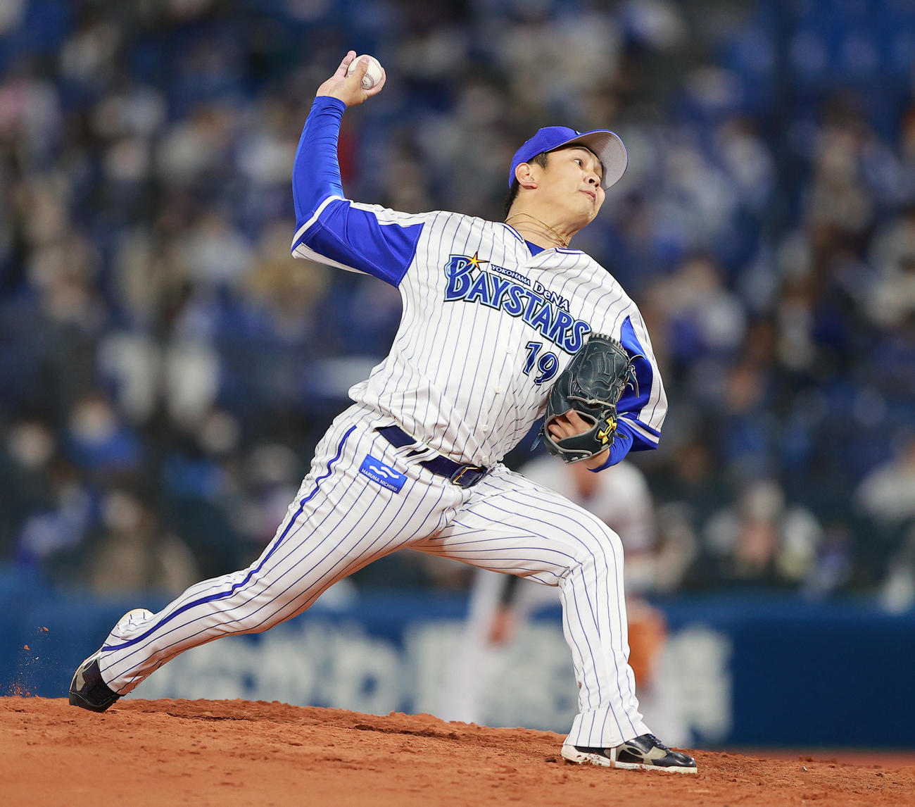 DeNA対ヤクルト　力投するDeNA山崎（撮影・野上伸悟）