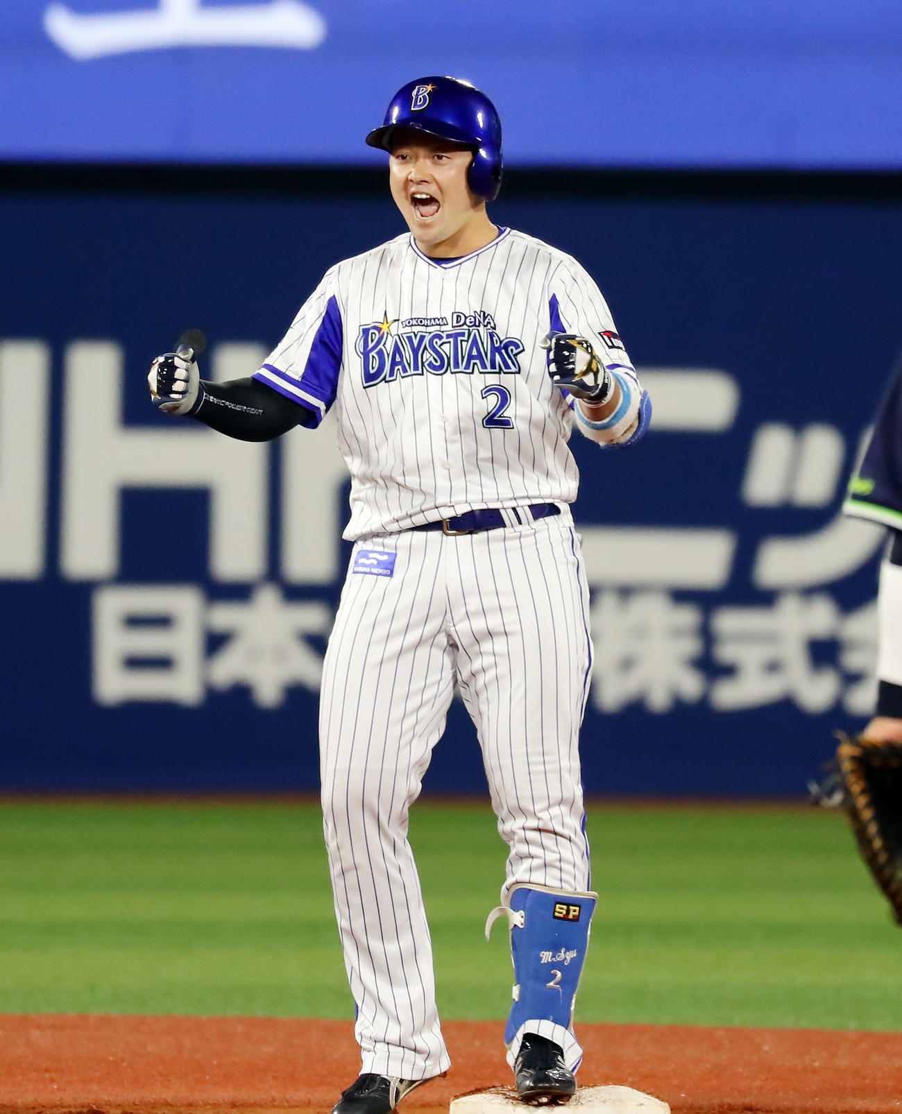 DeNA対ヤクルト　2回裏DeNA1死満塁、牧は右越え逆転適時二塁打を放ちガッツポーズ（撮影・浅見桂子）