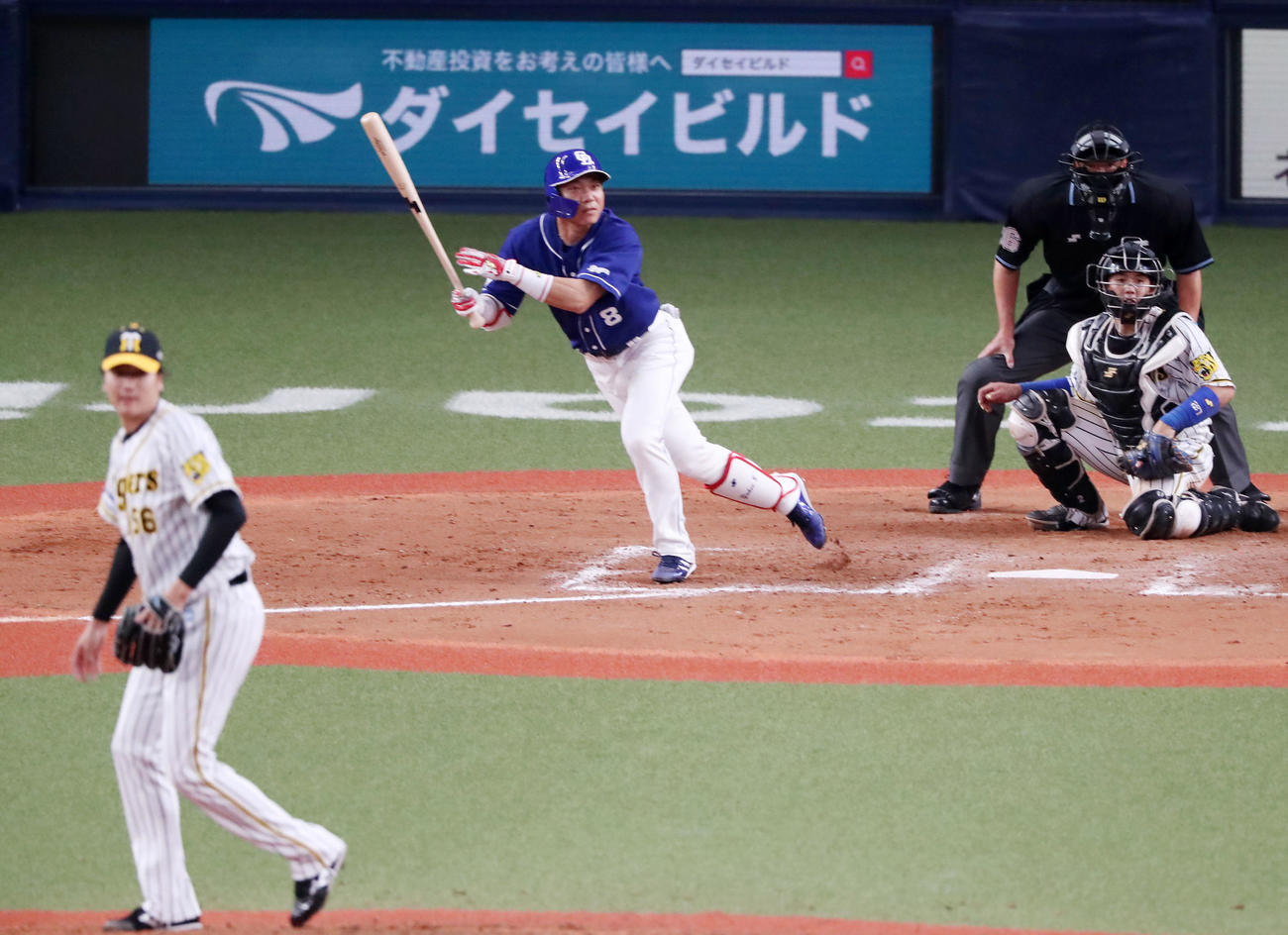 阪神対中日　8回裏中日2死一、二塁、大島は左前適時打を放ち勝ち越しに成功。投手は小林（撮影・加藤哉）