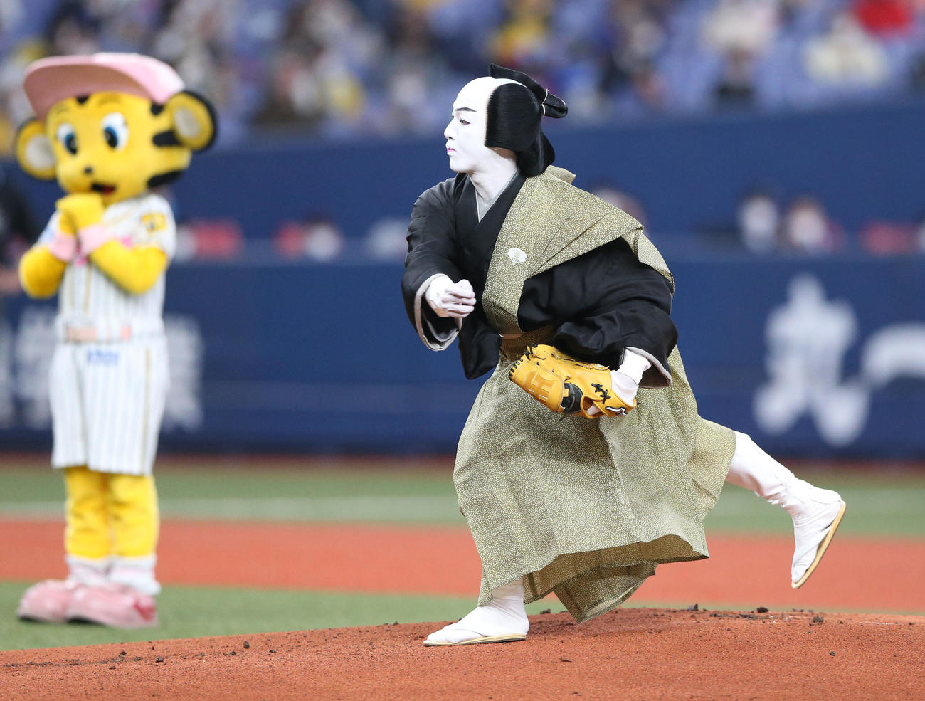 阪神対中日　ホーム開幕戦で始球式する歌舞伎俳優の尾上右近（撮影・上山淳一）＝