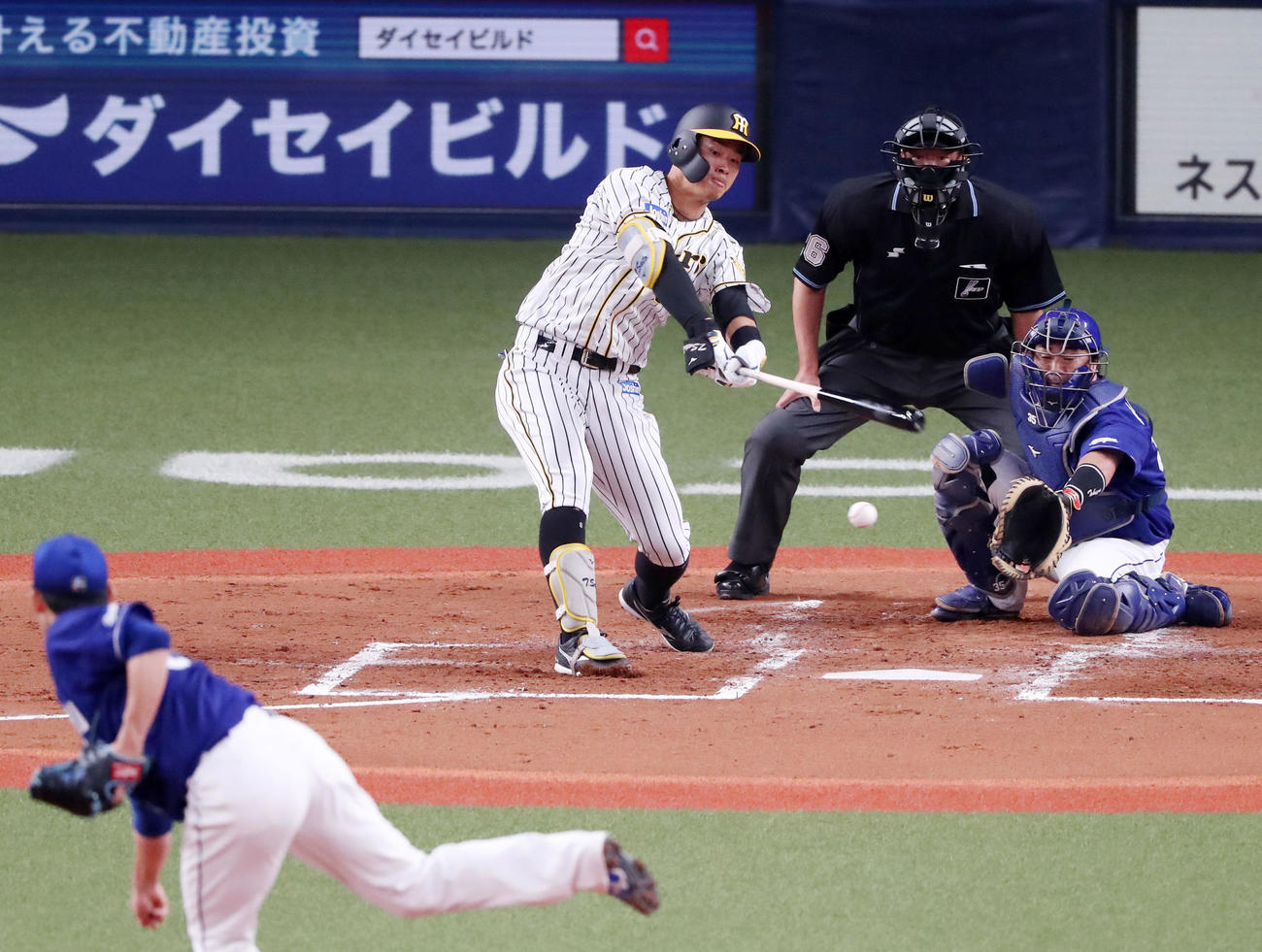 阪神対中日　2回裏阪神無死一塁、佐藤輝は二ゴロを放つ（撮影・加藤哉）