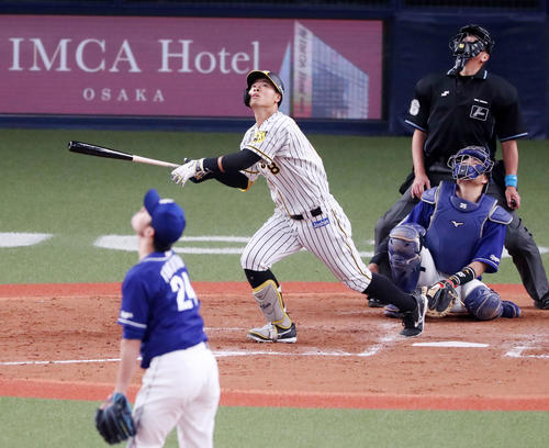 阪神対中日　4回裏阪神無死、佐藤輝は右飛を放つ。投手は福谷（撮影・加藤哉）
