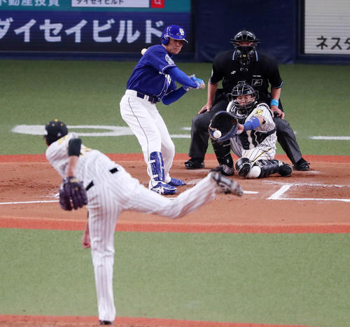 阪神対中日　6回表中日2死一塁、藤浪と対戦した代打福留は、見逃し三振に倒れる（撮影・加藤哉）