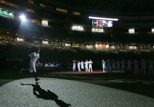 阪神対中日　試合前、ホーム開幕でセレモニーでグラウンドへ駆け出す佐藤輝（撮影・上山淳一）