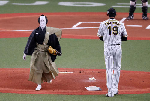 阪神対中日　始球式を終え引き揚げる尾上右近。右は藤浪（撮影・加藤哉）