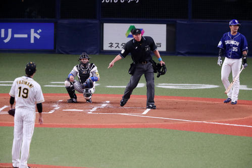 阪神対中日　2回表中日2死三塁、藤浪晋太郎（左）のボークで三塁走者京田陽太に生還を促す飯塚富司球審。右は木下拓哉（撮影・加藤哉）