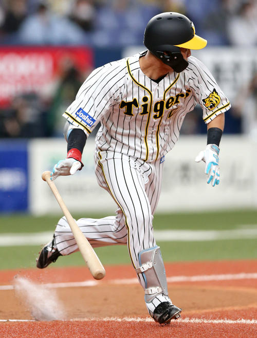 阪神対中日　2回裏阪神1死一、三塁、木浪は左に適時二塁打を放つ（撮影・上山淳一）