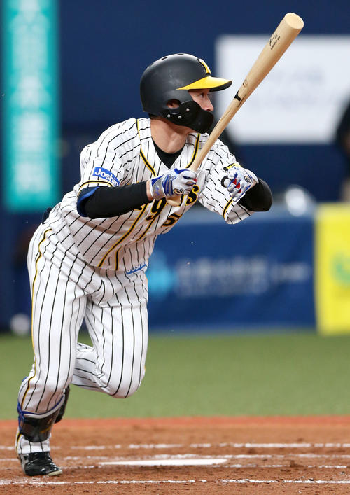 阪神対中日　2回裏阪神2死二、三塁、近本は中前2点適時打を放つ（撮影・上山淳一）