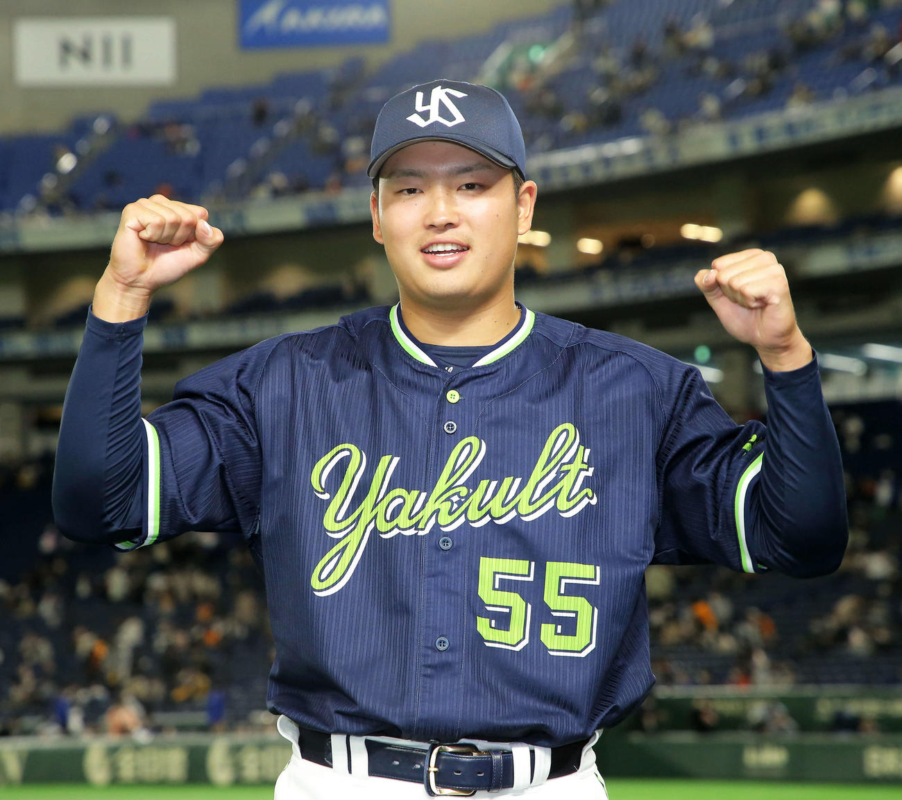 巨人対ヤクルト　巨人に勝利し、インタビュー後にガッツポーズで写真に納まる、先制の右越え2点本塁打を放ったヤクルト村上（撮影・河田真司）