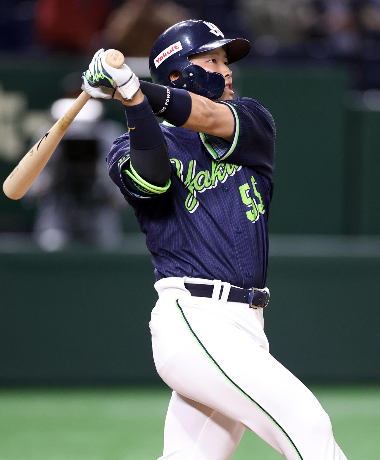 巨人対ヤクルト　6回表ヤクルト1死一塁、2点本塁打を放つ村上（撮影・狩俣裕三）