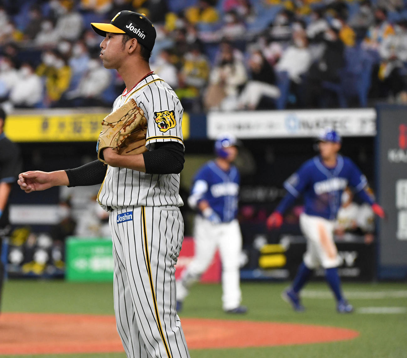 阪神対中日1回戦　8回表中日1死二、三塁、木下拓哉に同点となる中適時二塁打を打たれがっくりする加治屋蓮（撮影・前岡正明）