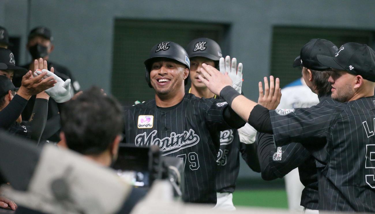 日本ハム対ロッテ　6回表ロッテ2死一塁、右越え2点本塁打を放ちナインに出迎えられるマーティン（撮影・黒川智章）