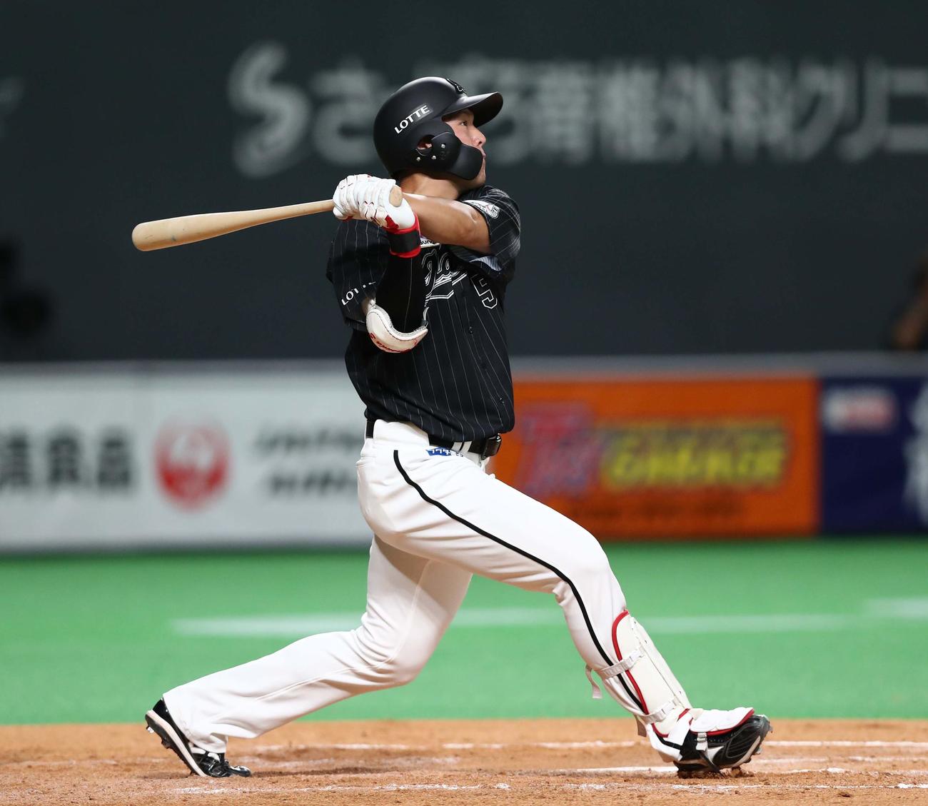 日本ハム対ロッテ　2回表ロッテ2死二塁、右越え2点本塁打を放つ安田（撮影・黒川智章）