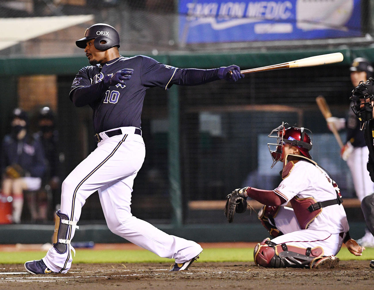 楽天対オリックス　7回表オリックス1死三塁、ジョーンズは右前適時打を放つ（撮影・滝沢徹郎）