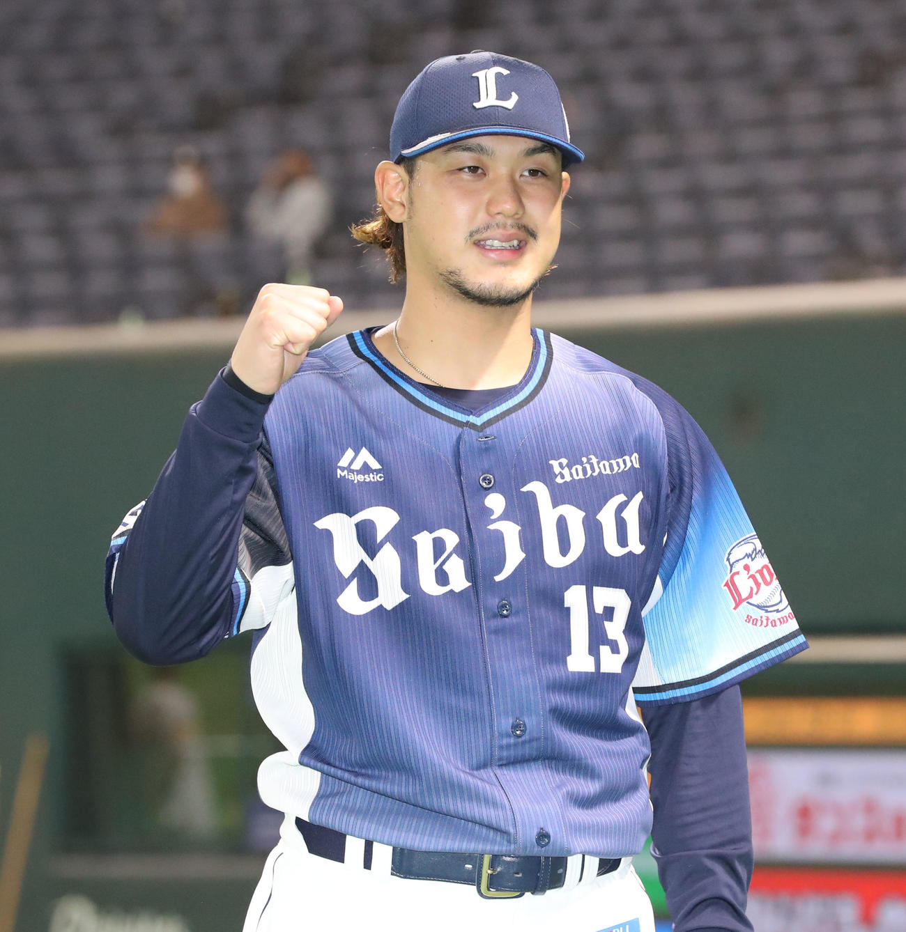 ヒーローインタビューを受ける高橋光成（撮影・屋方直哉）