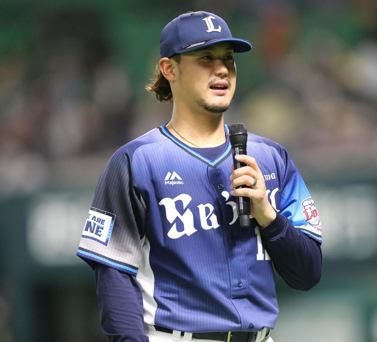 ヒーローインタビューを受ける高橋光成（撮影・屋方直哉）