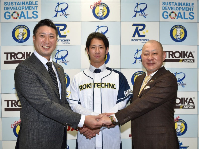 ロキテクノ富山に選手兼コーチ補佐として入団した石川駿（中央）。左は藤田太陽監督、右は伊東伸オーナー（提供写真）