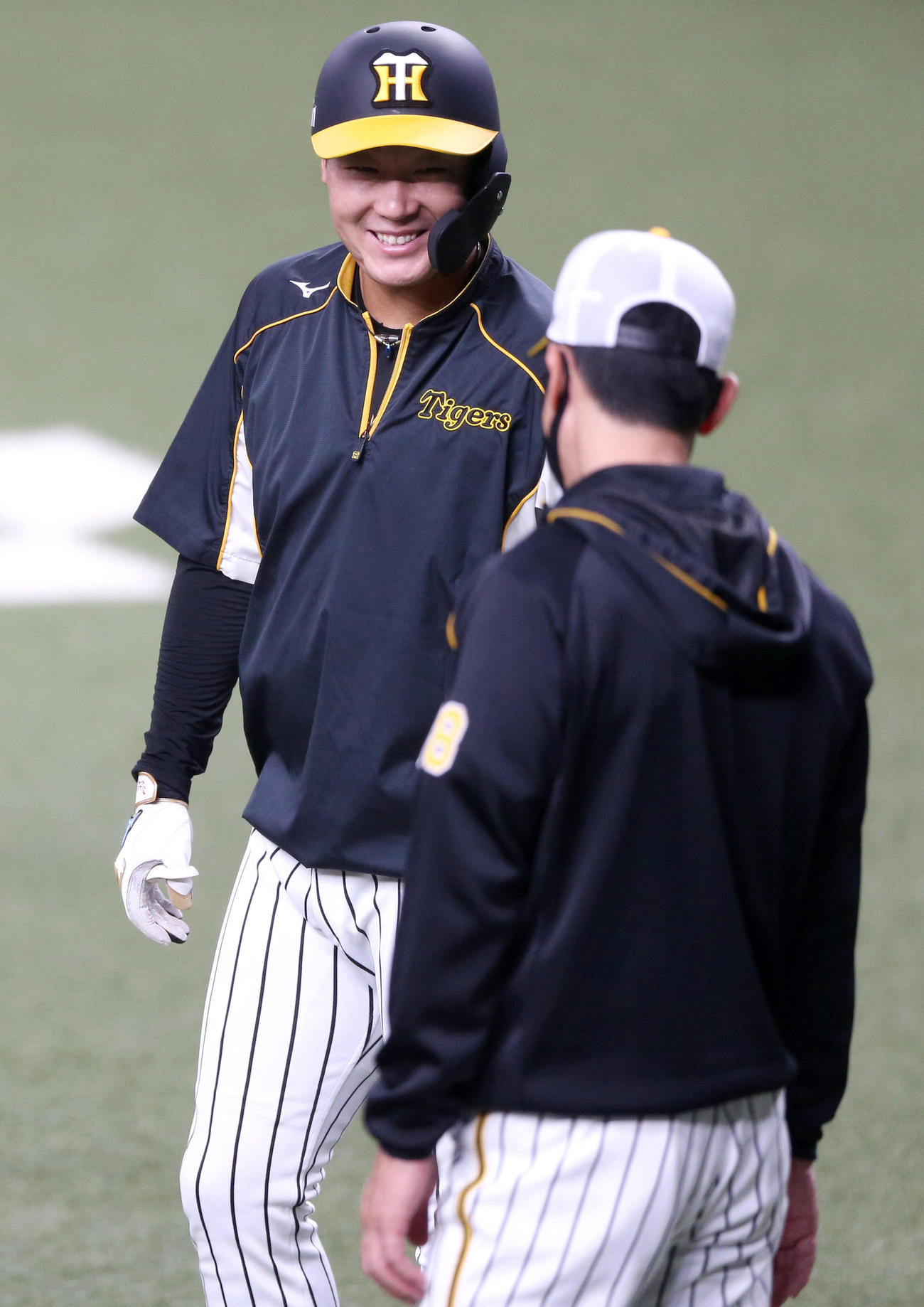 阪神対中日　試合前、矢野監督（手前）と笑顔で話す大山（撮影・上山淳一）
