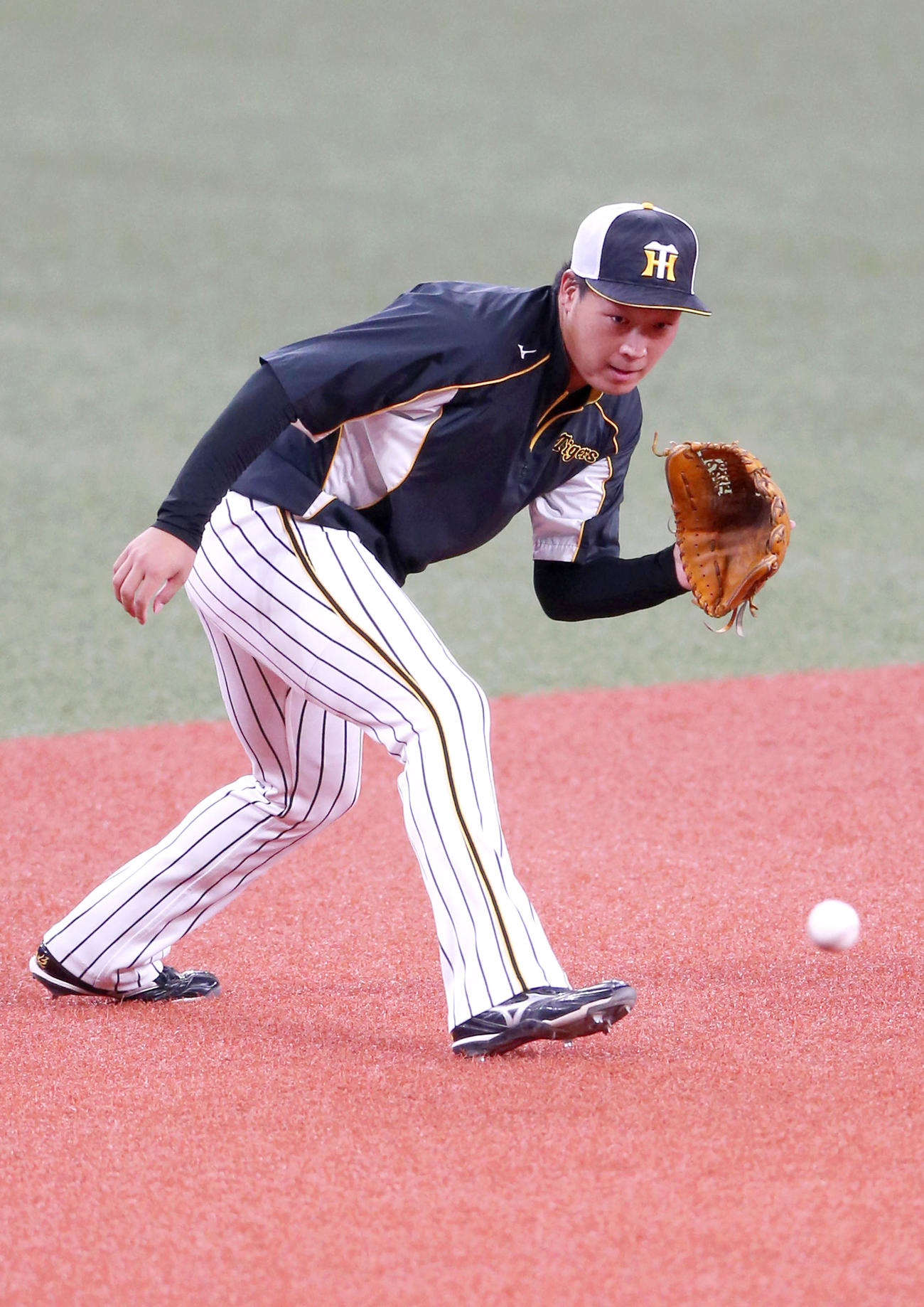 阪神対中日　試合前の練習でノックを受ける大山（撮影・上山淳一）
