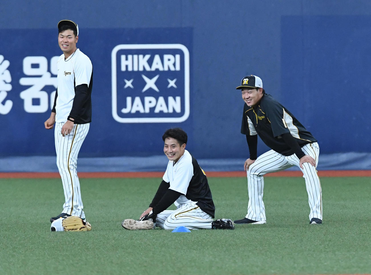 阪神対中日　練習で笑顔を見せる（左から）佐藤輝、木浪、大山（撮影・前岡正明）