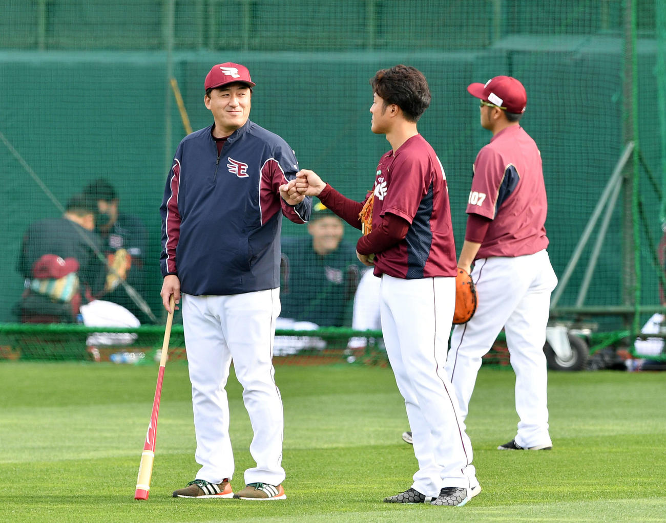 試合前練習で話をしグータッチで締める楽天石井GM兼監督（左）と滝中（撮影・滝沢徹郎）