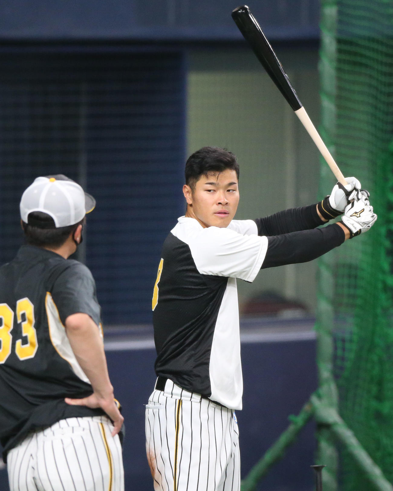 阪神対中日　試合前の練習で、新井良太打撃コーチ（左）と話す佐藤輝（撮影・上山淳一）