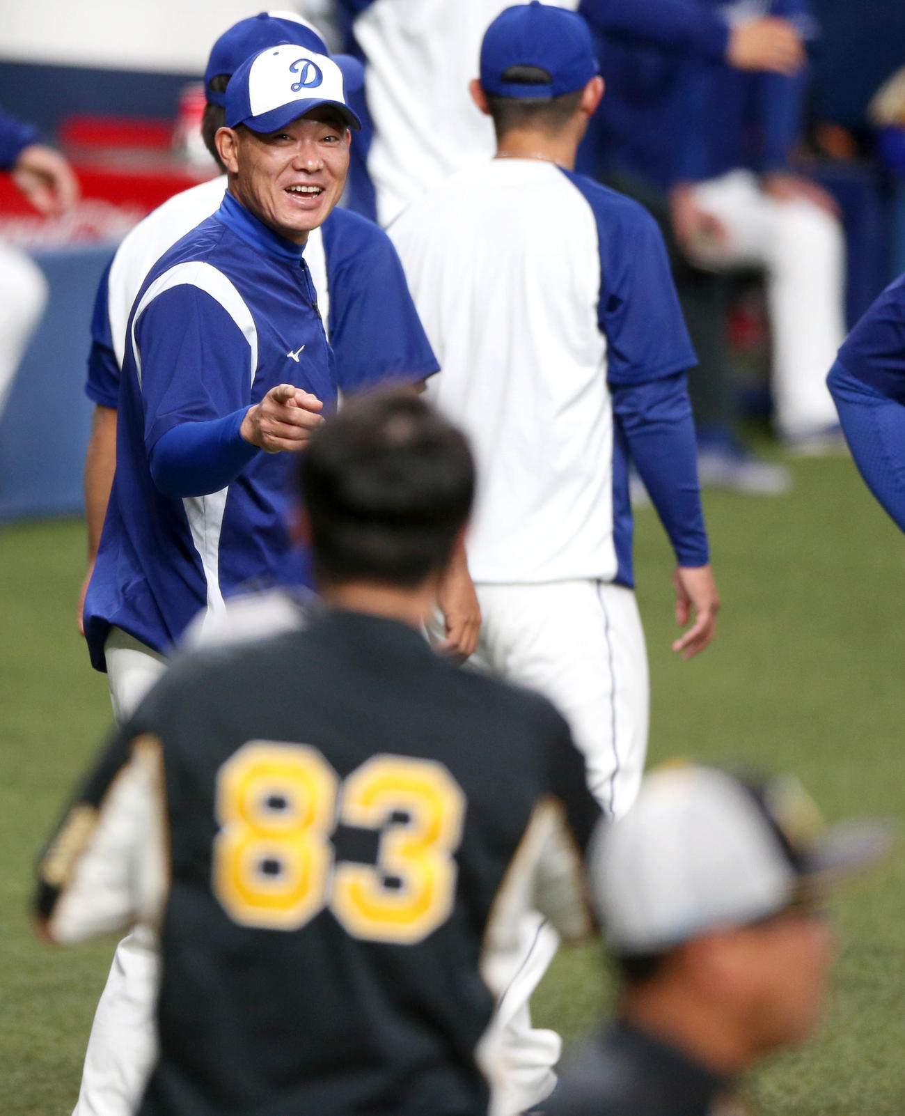 阪神対中日　試合前、阪神・新井打撃コーチ（手前）と笑顔であいさつする福留孝介（撮影・上山淳一）