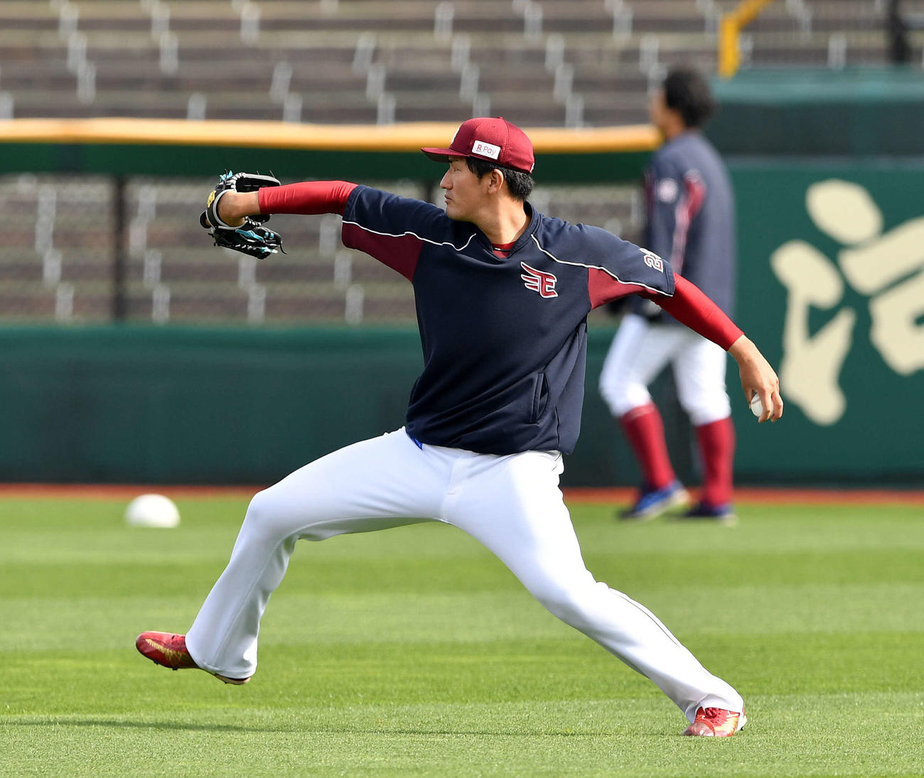 楽天対西武　試合前練習でキャッチボールする楽天弓削（撮影・滝沢徹郎）