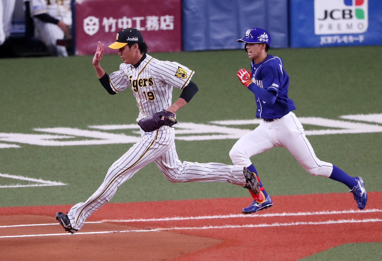 阪神対中日　1回表中日1死、藤浪（左）は高松の打球を捕球しベースを踏む（撮影・加藤哉）