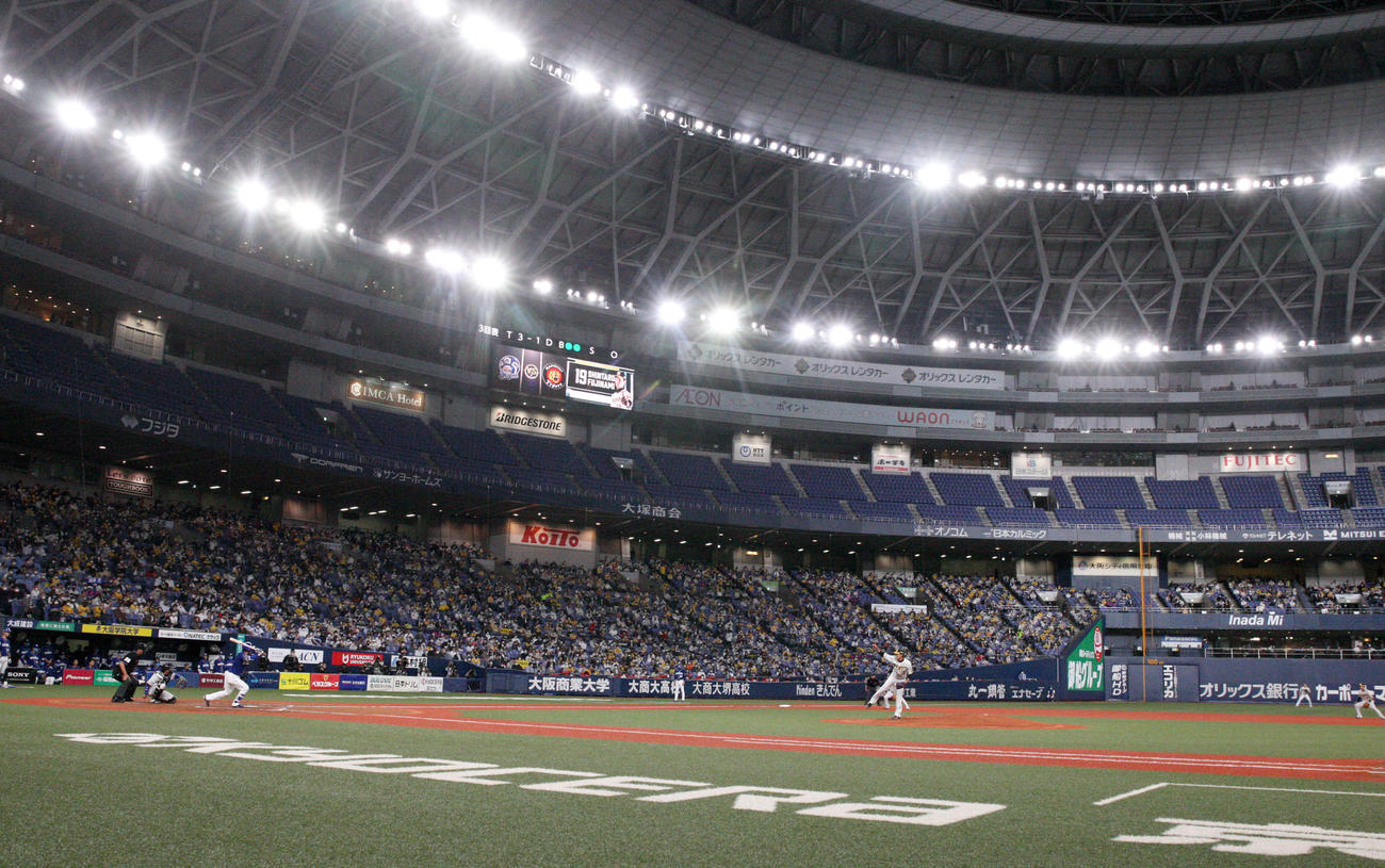 阪神対中日　3回表中日無死、根尾に投じる藤浪（撮影・上山淳一）
