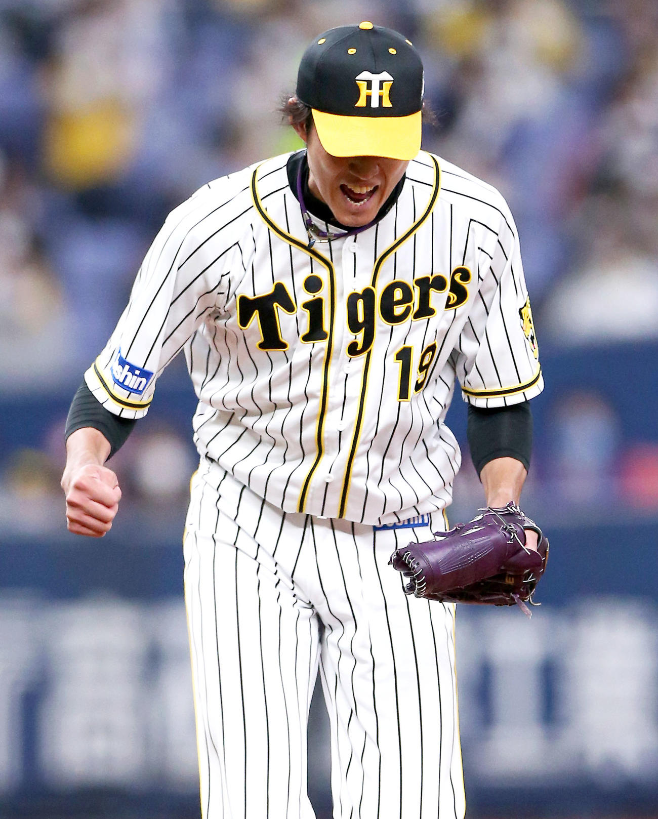 5回表中日2死満塁、藤浪晋太郎は平田良介を空振り三振に仕留め雄たけびを揚げる（撮影・上山淳一）