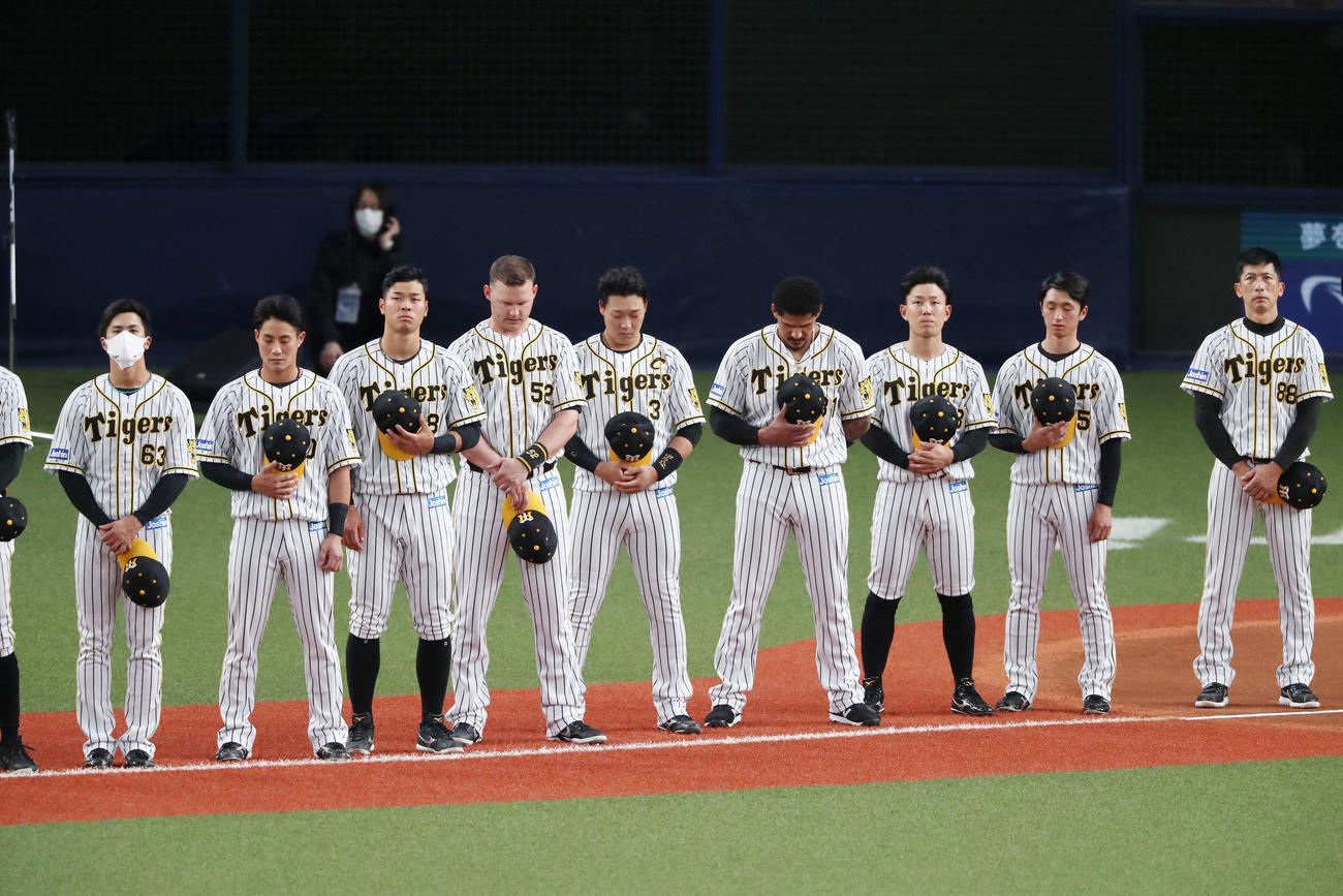 開幕セレモニーで国歌演奏を聞く阪神ナイン（撮影・加藤哉）