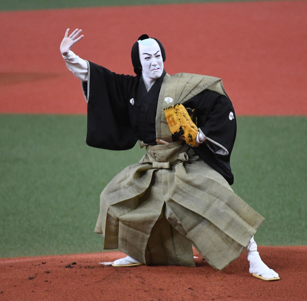 阪神対中日　始球式を務めた尾上右近（撮影・前岡正明）